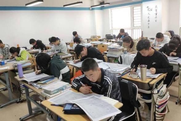 網傳“中考禁止復讀，落榜生只能念技校”是謠言，官方辟謠并提醒關注自費留學中介服務